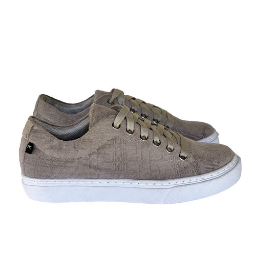 Tenis grises relieve