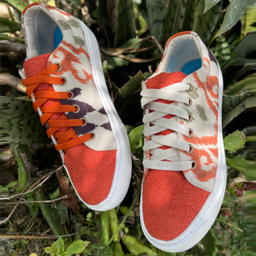 Tenis arabescos naranja