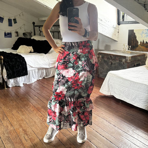 Falda rosas rojas