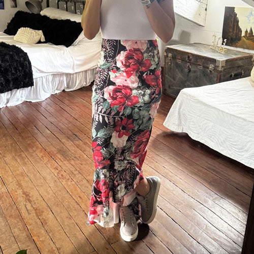 Falda rosas rojas