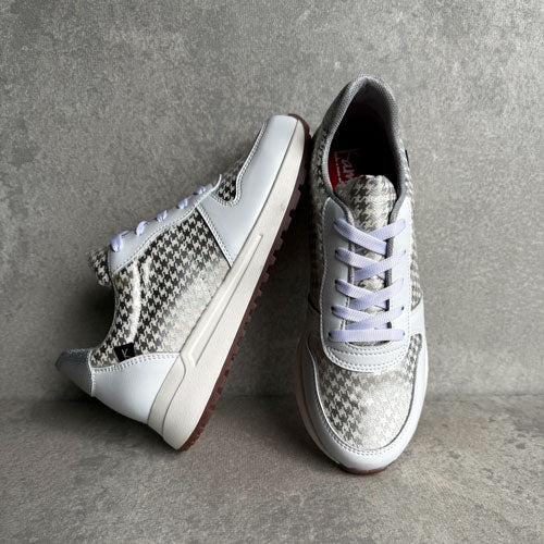 White-collared tennis court