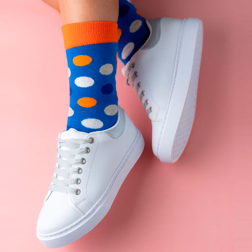 White tennis shoes