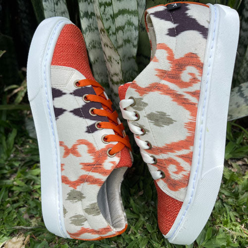 Tenis arabescos naranja