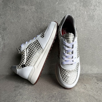 White-collared tennis court