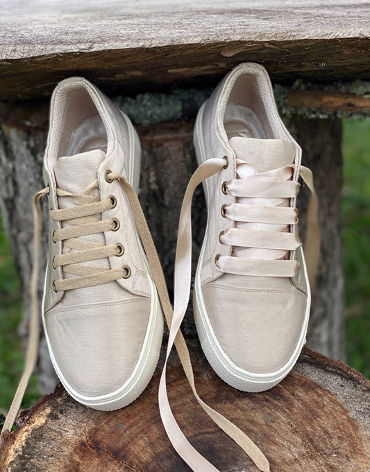 Cream star tennis shoes