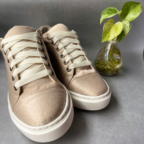 Cream star tennis shoes
